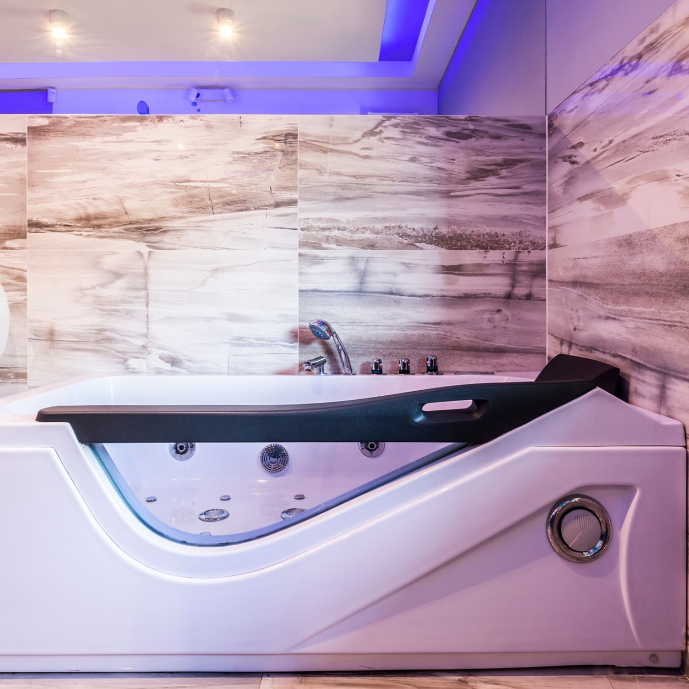 whirlpool tub vs jacuzzi