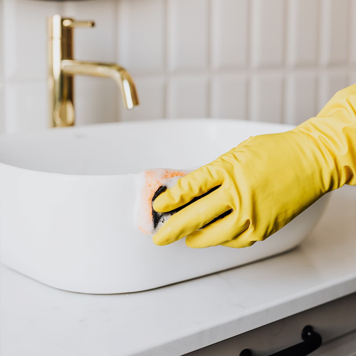 how to clean a ceramic sink