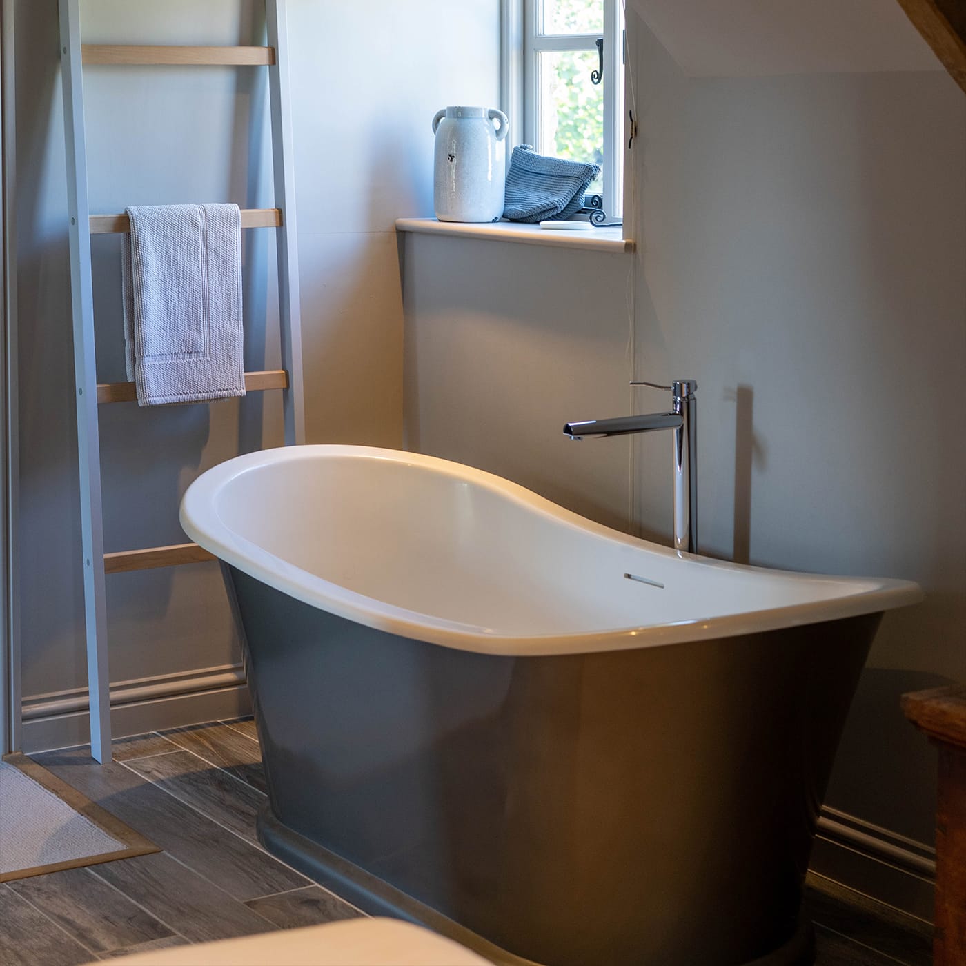 how to remove paint from bathtub