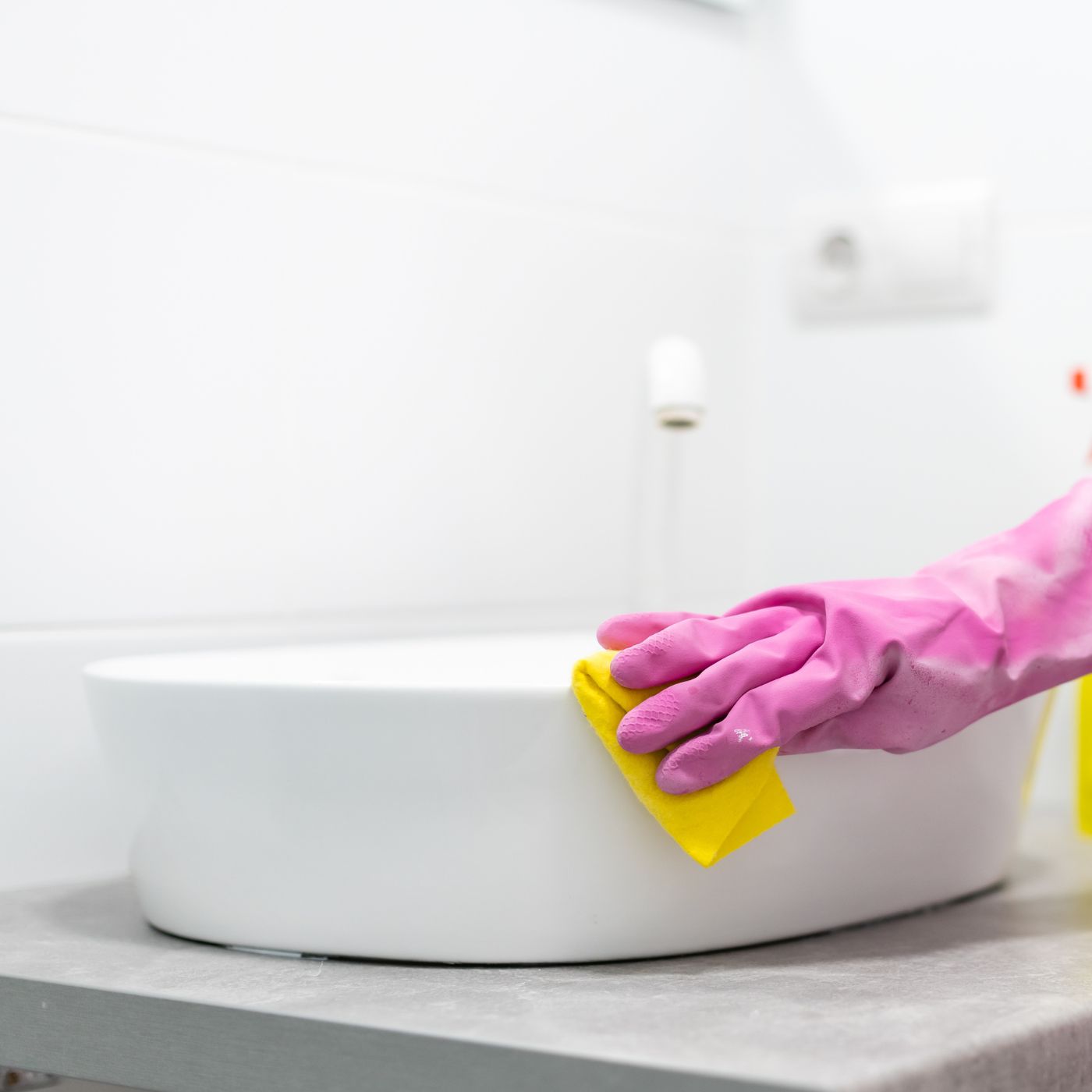 how to remove yellow stains from bathroom sink